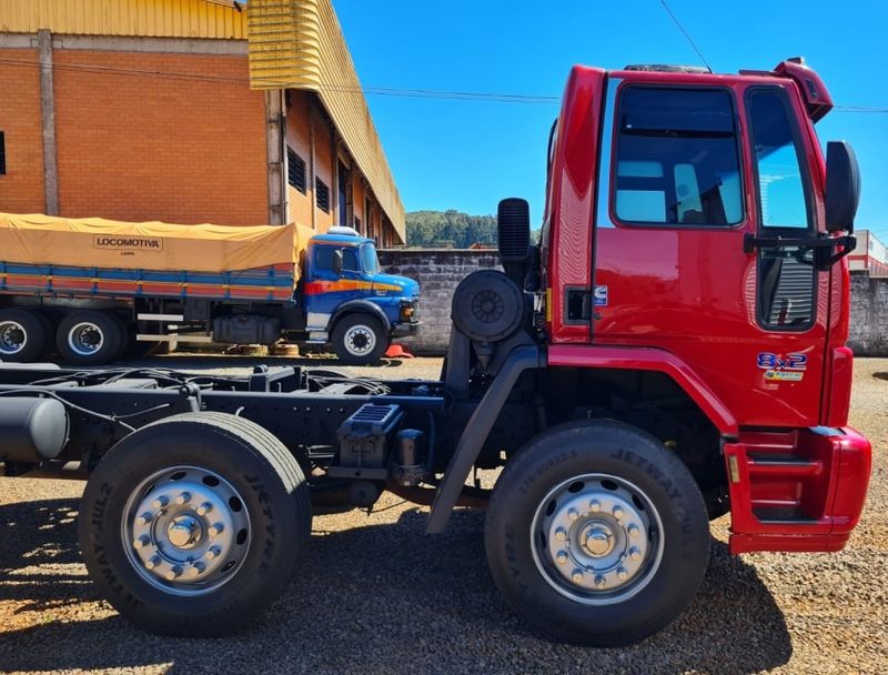 Ford Cargo 2428 E T 8×2 Chassi 2010/2011 CAMINHÕES & CAMIONETAS PASSO FUNDO / Carros no Vale
