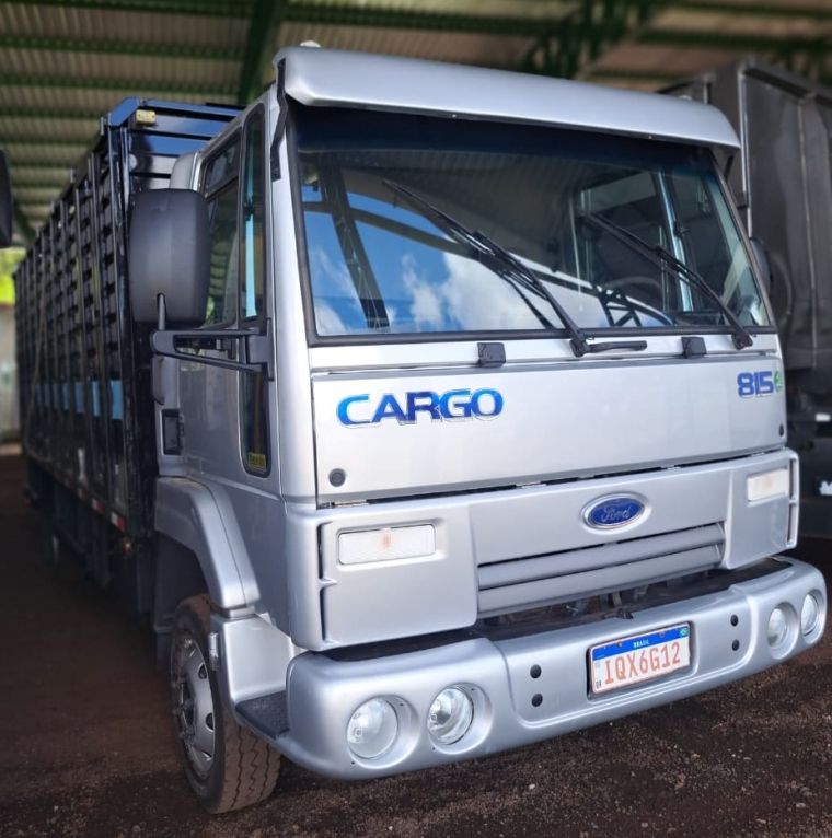 Ford Cargo 815 E Turbo Boiadeiro 2010/2010 CAMINHÕES & CAMIONETAS PASSO FUNDO / Carros no Vale Ford Cargo 815 E Turbo Boiadeiro 2010/2010 CAMINHÕES & CAMIONETAS PASSO FUNDO / Carros no Vale