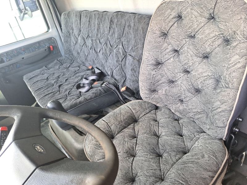 Ford Cargo 815 E Turbo Boiadeiro 2010/2010 CAMINHÕES & CAMIONETAS PASSO FUNDO / Carros no Vale Ford Cargo 815 E Turbo Boiadeiro 2010/2010 CAMINHÕES & CAMIONETAS PASSO FUNDO / Carros no Vale