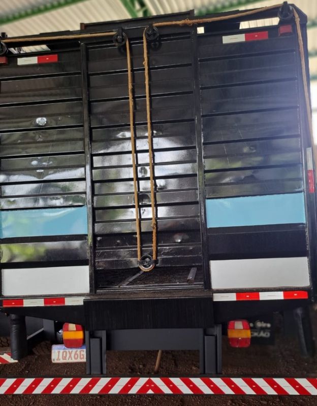 Ford Cargo 815 E Turbo Boiadeiro 2010/2010 CAMINHÕES & CAMIONETAS PASSO FUNDO / Carros no Vale Ford Cargo 815 E Turbo Boiadeiro 2010/2010 CAMINHÕES & CAMIONETAS PASSO FUNDO / Carros no Vale