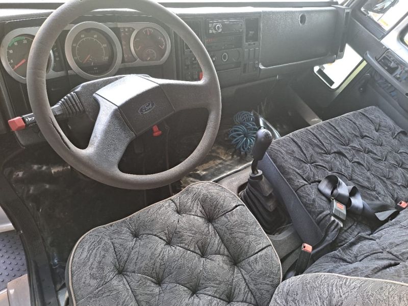 Ford Cargo 815 E Turbo Boiadeiro 2010/2010 CAMINHÕES & CAMIONETAS PASSO FUNDO / Carros no Vale Ford Cargo 815 E Turbo Boiadeiro 2010/2010 CAMINHÕES & CAMIONETAS PASSO FUNDO / Carros no Vale