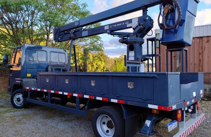 Ford Cargo 816 S Turbo Cesto Aéreo 2013/2013 CAMINHÕES & CAMIONETAS PASSO FUNDO / Carros no Vale