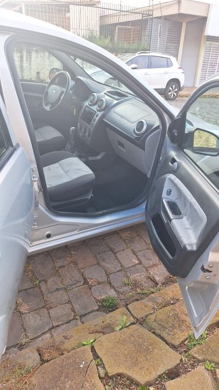 Ford FIESTA 1.0 MPI HATCH 8V FLEX 4P MANUAL 2009/2010 CAMINHÕES & CAMIONETAS PASSO FUNDO / Carros no Vale