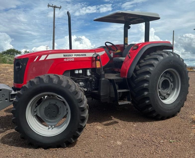 Massey Ferguson Trator 4292 4×4 2010/2010 CAMINHÕES & CAMIONETAS PASSO FUNDO / Carros no Vale