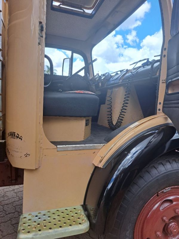 Mercedes-Benz 1113 L-1113 4×2 Graneleiro 1981/1981 CAMINHÕES & CAMIONETAS PASSO FUNDO / Carros no Vale Mercedes-Benz 1113 L-1113 4×2 Graneleiro 1981/1981 CAMINHÕES & CAMIONETAS PASSO FUNDO / Carros no Vale