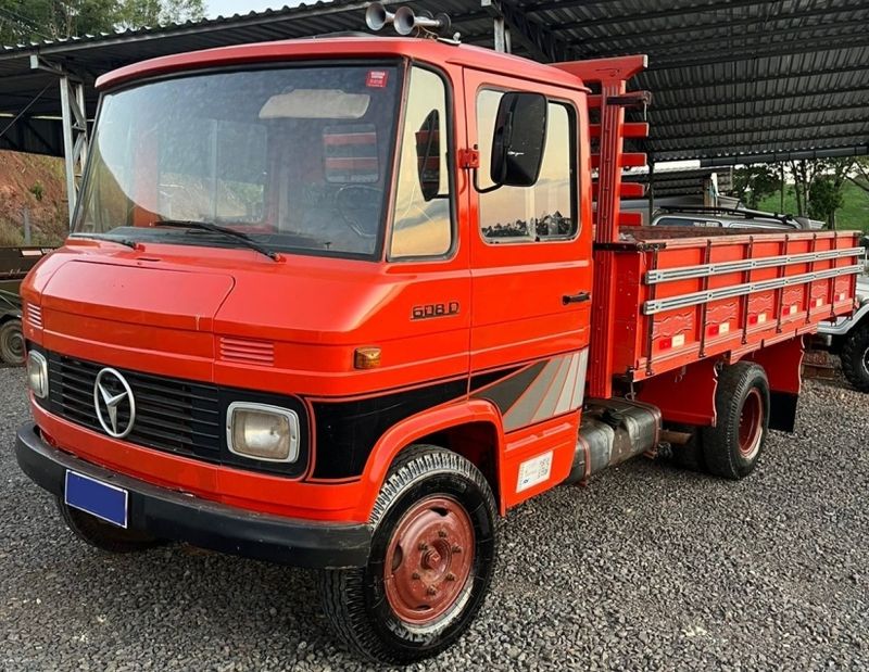 Mercedes-Benz 608 MB 608 D 1983/1983 CAMINHÕES & CAMIONETAS PASSO FUNDO / Carros no Vale