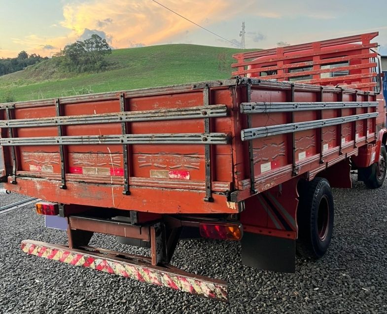 Mercedes-Benz 608 MB 608 D 1983/1983 CAMINHÕES & CAMIONETAS PASSO FUNDO / Carros no Vale