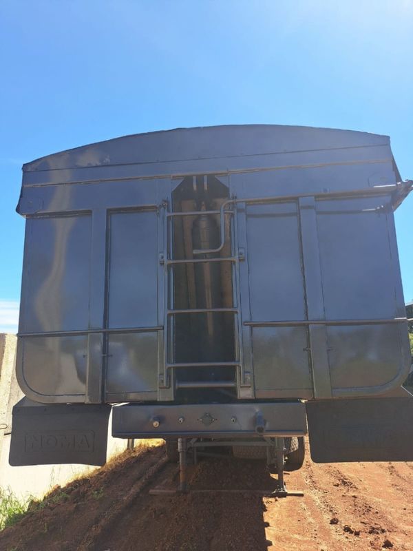 Noma Semi Reboque SEMI-REBOQUE BASCULANTE NOMA 2005/2005 CAMINHÕES & CAMIONETAS PASSO FUNDO / Carros no Vale