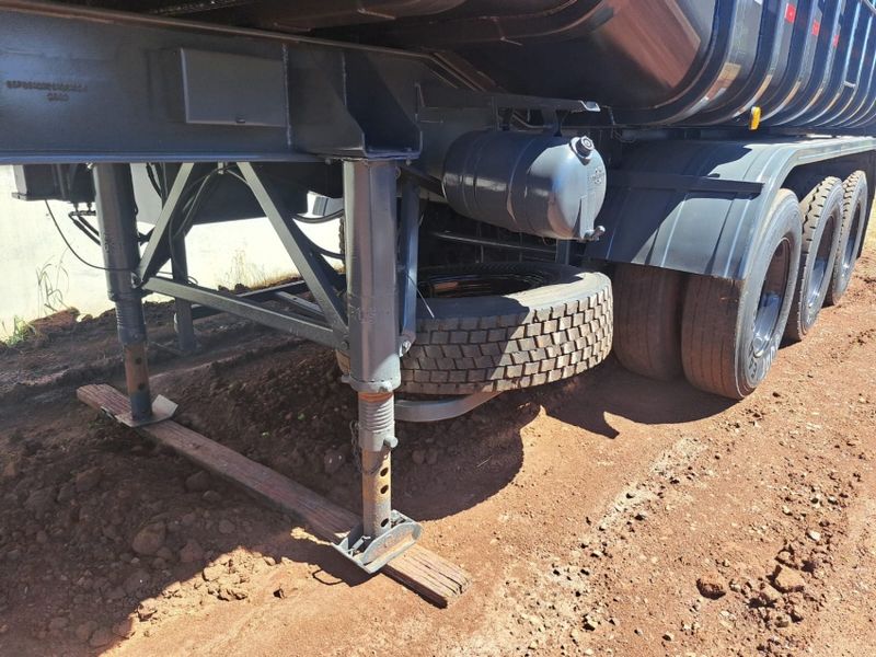 Noma Semi Reboque SEMI-REBOQUE BASCULANTE NOMA 2005/2005 CAMINHÕES & CAMIONETAS PASSO FUNDO / Carros no Vale