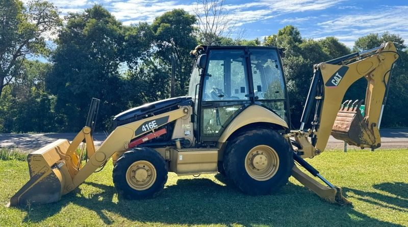 Outros Outros Retro Escavadeira Caterpilar 416E 2011/2011 CAMINHÕES & CAMIONETAS PASSO FUNDO / Carros no Vale