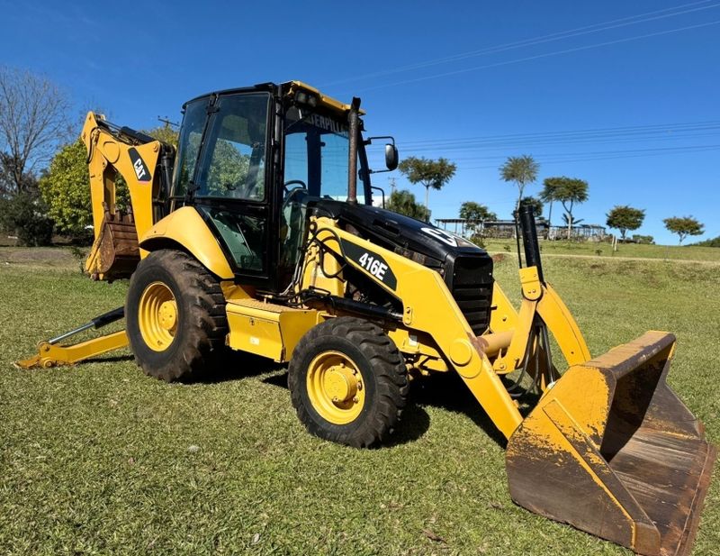 Outros Outros Retro Escavadeira Caterpilar 416E 2011/2011 CAMINHÕES & CAMIONETAS PASSO FUNDO / Carros no Vale