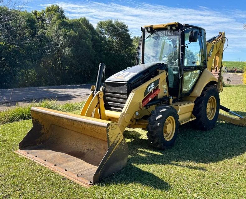 Outros Outros Retro Escavadeira Caterpilar 416E 2011/2011 CAMINHÕES & CAMIONETAS PASSO FUNDO / Carros no Vale