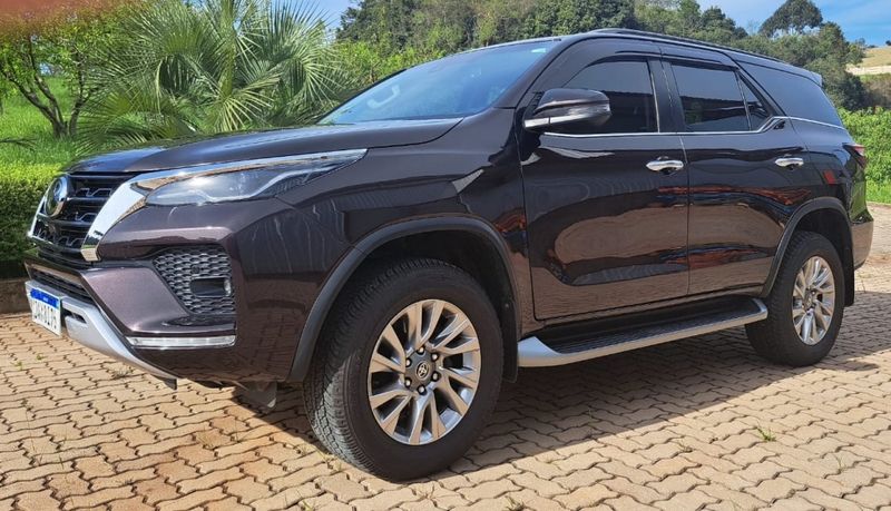 Toyota HILUX SW4 2.8 D-4D TURBO DIESEL SRX 4X4 AUTOMÁTICO 2021/2021 CAMINHÕES & CAMIONETAS PASSO FUNDO / Carros no Vale