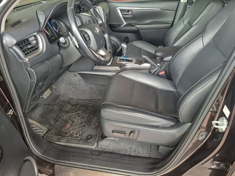 Toyota HILUX SW4 2.8 D-4D TURBO DIESEL SRX 4X4 AUTOMÁTICO 2021/2021 CAMINHÕES & CAMIONETAS PASSO FUNDO / Carros no Vale