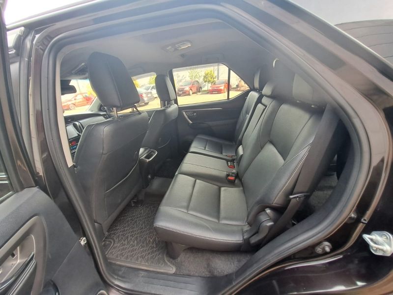 Toyota HILUX SW4 2.8 D-4D TURBO DIESEL SRX 4X4 AUTOMÁTICO 2021/2021 CAMINHÕES & CAMIONETAS PASSO FUNDO / Carros no Vale