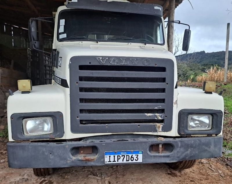 Volvo N10 280 N-10 280 TURBO-II H 4×2 + Caçamba 1988/1988 CAMINHÕES & CAMIONETAS PASSO FUNDO / Carros no Vale