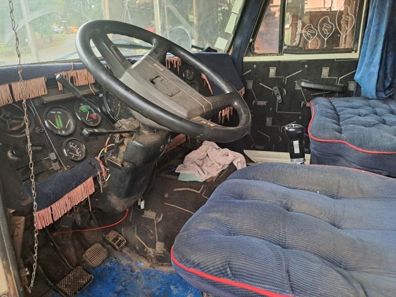 Volvo N10 280 N-10 280 TURBO-II H 4×2 + Caçamba 1988/1988 CAMINHÕES & CAMIONETAS PASSO FUNDO / Carros no Vale