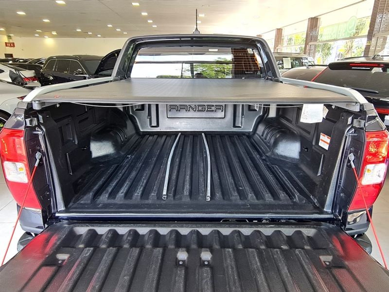 Ford RANGER 2.0 TURBO DIESEL CD BLACK 4X2 AUTOMÁTICO 2024/2025 CARRO DEZ NOVO HAMBURGO / Carros no Vale