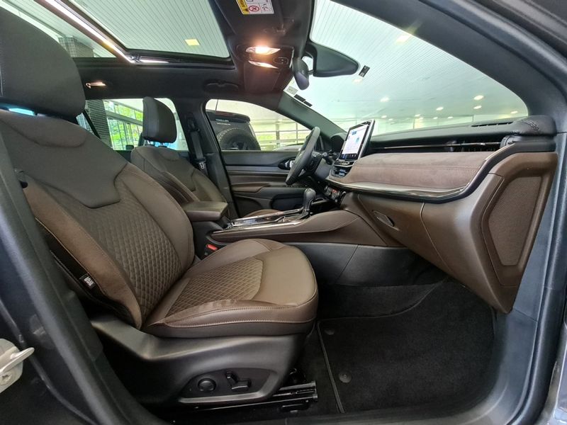 JEEP COMMANDER 2.0 HURRICANE 4 TURBO GASOLINA OVERLAND AT9 2024/2025 CARRO DEZ NOVO HAMBURGO / Carros no Vale