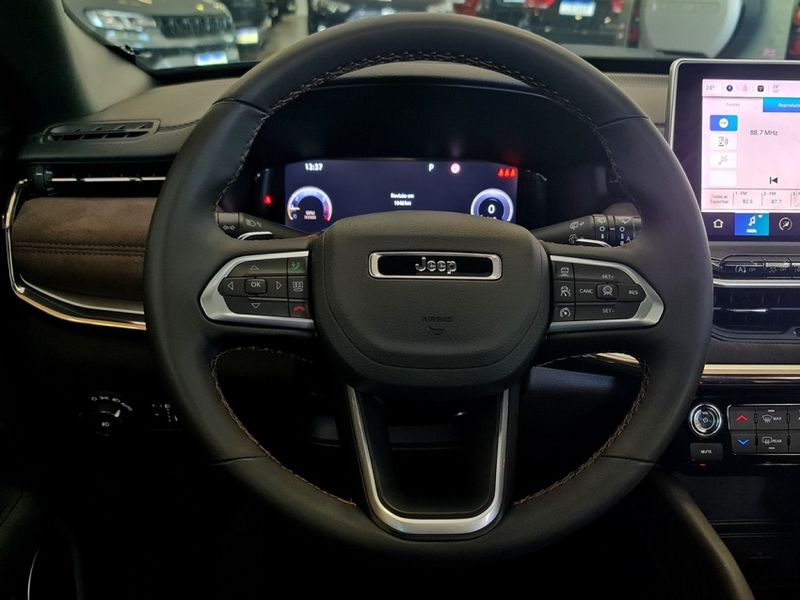 JEEP COMMANDER 2.0 HURRICANE 4 TURBO GASOLINA OVERLAND AT9 2024/2025 CARRO DEZ NOVO HAMBURGO / Carros no Vale