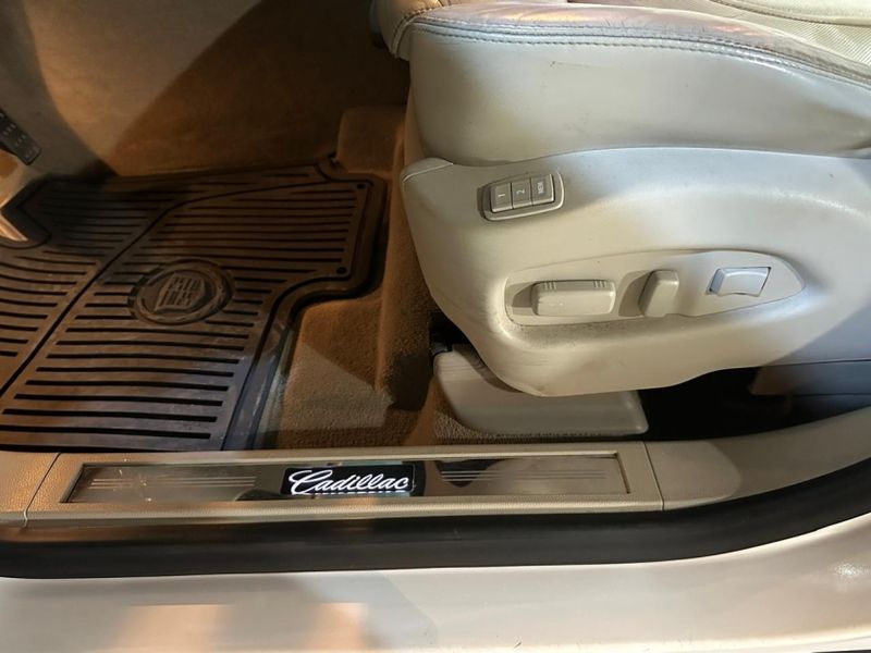 Cadillac SRX 3.0 CROSSOVER AWD V6 GASOLINA 4P AUTOMÁTICO 2010/2011 CARRO AUTOMARCAS CAXIAS DO SUL / Carros no Vale Cadillac SRX 3.0 CROSSOVER AWD V6 GASOLINA 4P AUTOMÁTICO 2010/2011 CARRO AUTOMARCAS CAXIAS DO SUL / Carros no Vale