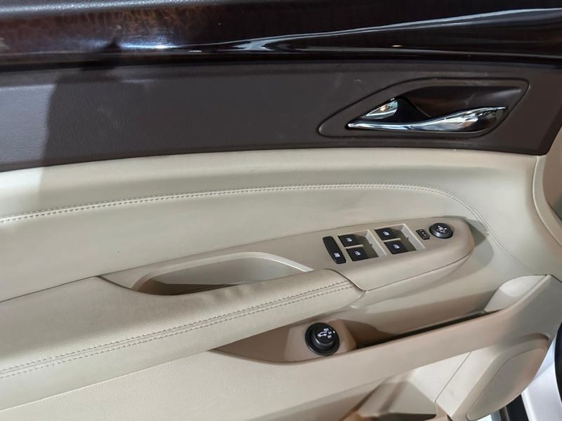 Cadillac SRX 3.0 CROSSOVER AWD V6 GASOLINA 4P AUTOMÁTICO 2010/2011 CARRO AUTOMARCAS CAXIAS DO SUL / Carros no Vale Cadillac SRX 3.0 CROSSOVER AWD V6 GASOLINA 4P AUTOMÁTICO 2010/2011 CARRO AUTOMARCAS CAXIAS DO SUL / Carros no Vale