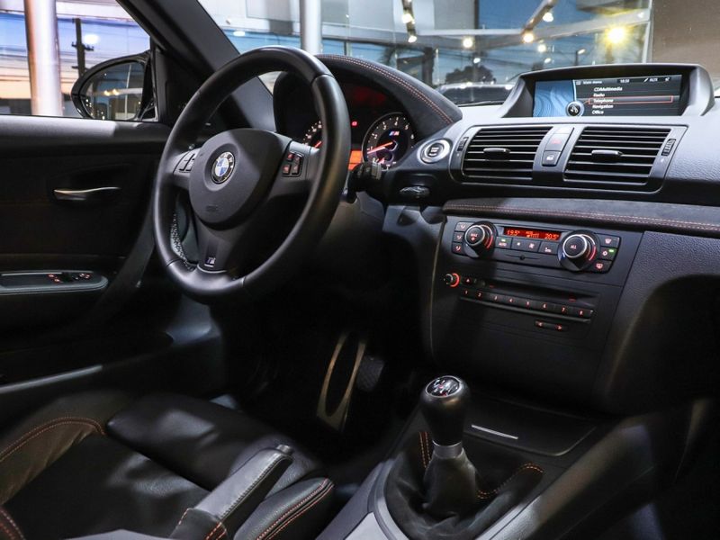 BMW 1 M 3.0 COUPÉ 24V GASOLINA BI-TURBO 2P MANUAL 2011/2012 VIA BELLA VEÍCULOS ESPECIAIS CAXIAS DO SUL / Carros no Vale