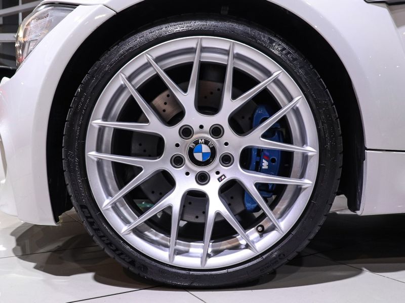 BMW 1 M 3.0 COUPÉ 24V GASOLINA BI-TURBO 2P MANUAL 2011/2012 VIA BELLA VEÍCULOS ESPECIAIS CAXIAS DO SUL / Carros no Vale