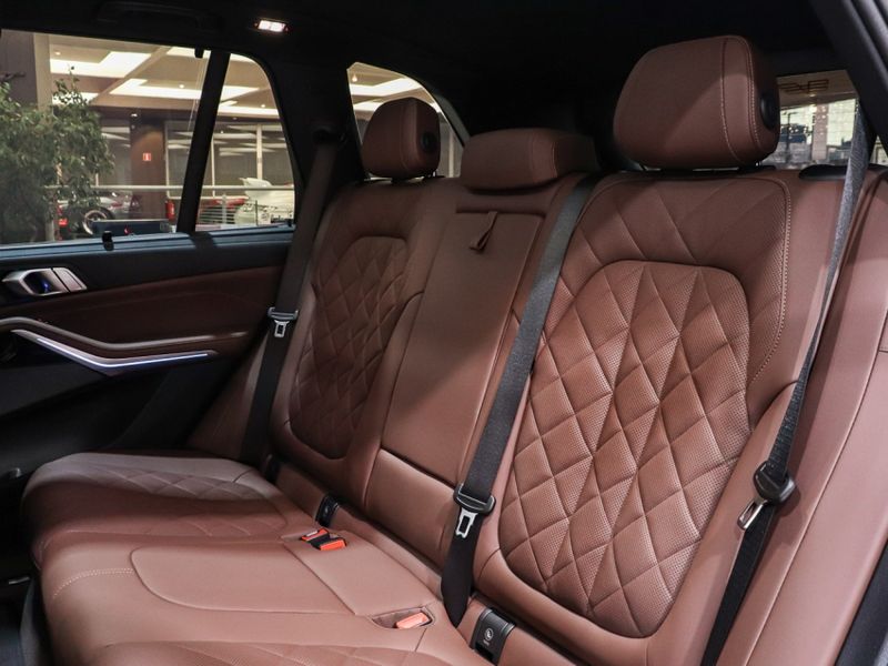 BMW X5 3.0 I6 TURBO HÍBRIDO XDRIVE50E M SPORT AUTOMÁTICO 2024/2024 VIA BELLA VEÍCULOS ESPECIAIS CAXIAS DO SUL / Carros no Vale