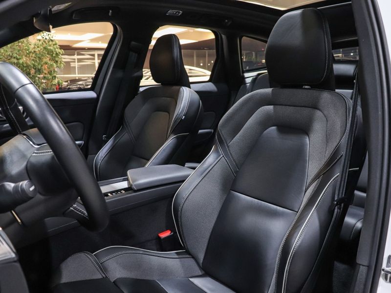 Volvo XC60 2.0 T8 HYBRID R-DESIGN AWD GEARTRONIC 2021/2021 VIA BELLA VEÍCULOS ESPECIAIS CAXIAS DO SUL / Carros no Vale