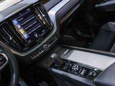 Volvo XC60 2.0 T8 HYBRID R-DESIGN AWD GEARTRONIC 2021/2021 VIA BELLA VEÍCULOS ESPECIAIS CAXIAS DO SUL / Carros no Vale