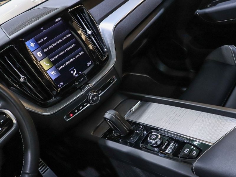 Volvo XC60 2.0 T8 HYBRID R-DESIGN AWD GEARTRONIC 2021/2021 VIA BELLA VEÍCULOS ESPECIAIS CAXIAS DO SUL / Carros no Vale