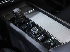 Volvo XC60 2.0 T8 HYBRID R-DESIGN AWD GEARTRONIC 2021/2021 VIA BELLA VEÍCULOS ESPECIAIS CAXIAS DO SUL / Carros no Vale