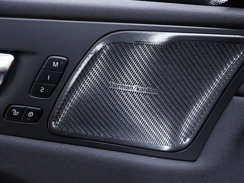 Volvo XC60 2.0 T8 HYBRID R-DESIGN AWD GEARTRONIC 2021/2021 VIA BELLA VEÍCULOS ESPECIAIS CAXIAS DO SUL / Carros no Vale