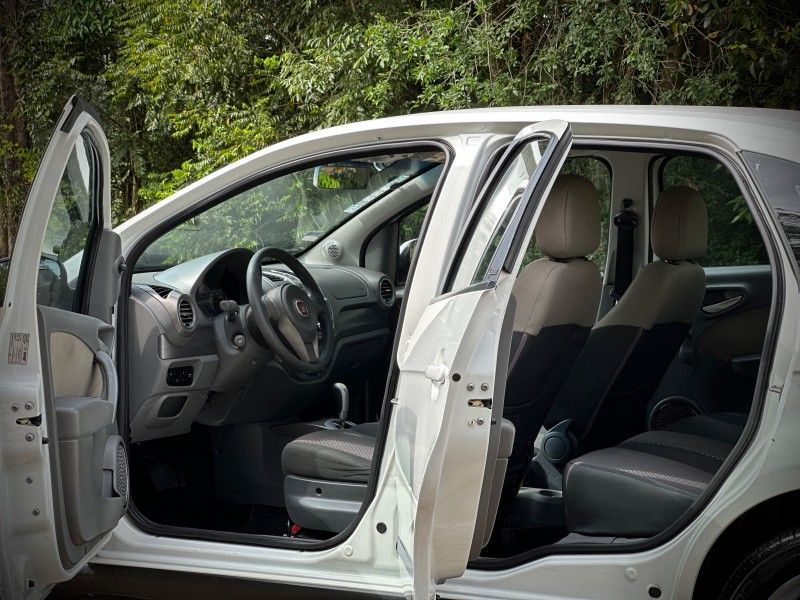 Fiat GRAND SIENA ESSENCE 1.6 2013 NEUMANN VEÍCULOS ARROIO DO MEIO / Carros no Vale Fiat GRAND SIENA ESSENCE 1.6 2013 NEUMANN VEÍCULOS ARROIO DO MEIO / Carros no Vale