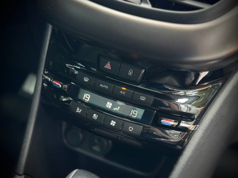 Peugeot 2008 GRIFFE 1.6 2017 NEUMANN VEÍCULOS ARROIO DO MEIO / Carros no Vale Peugeot 2008 GRIFFE 1.6 2017 NEUMANN VEÍCULOS ARROIO DO MEIO / Carros no Vale