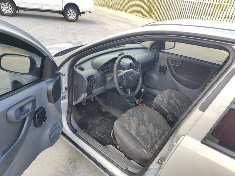 CHEVROLET CORSA 1.8 MPFI 8V 2002/2003 HUBNER MULTIMARCAS FARROUPILHA / Carros no Vale