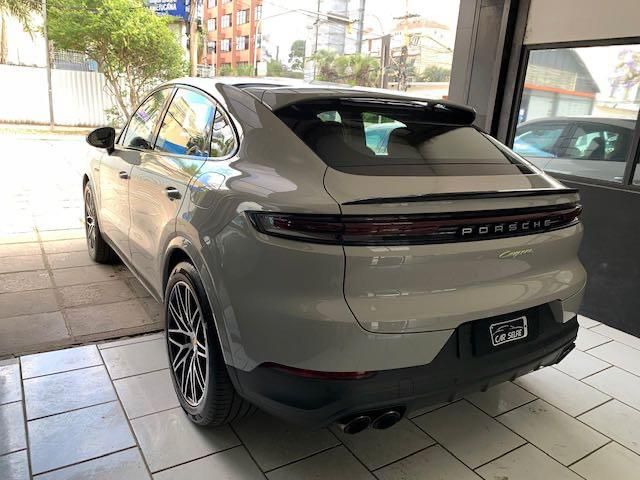 PORSCHE CAYENNE 3.0 V6 E-HYBRID COUPÉ AWD TIPTRONIC S 2024/2024 FÁBIO BERNARDES PORTO ALEGRE / Carros no Vale PORSCHE CAYENNE 3.0 V6 E-HYBRID COUPÉ AWD TIPTRONIC S 2024/2024 FÁBIO BERNARDES PORTO ALEGRE / Carros no Vale