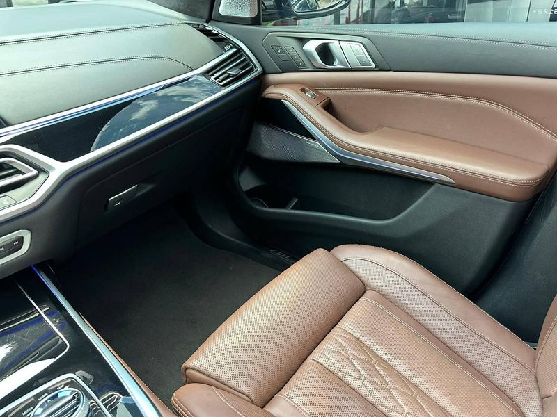 BMW X7 M50i 4.4 V8 Bi-TB Aut. 2020/2020 CONCEPT MOTORS PASSO FUNDO / Carros no Vale