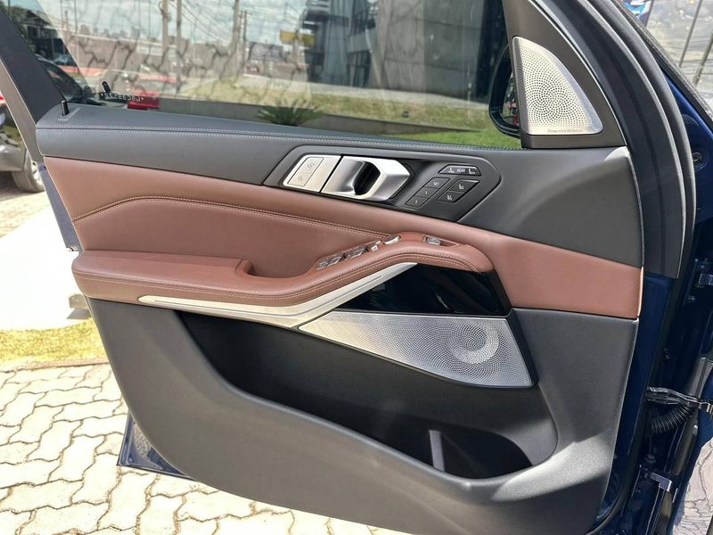 BMW X7 M50i 4.4 V8 Bi-TB Aut. 2020/2020 CONCEPT MOTORS PASSO FUNDO / Carros no Vale