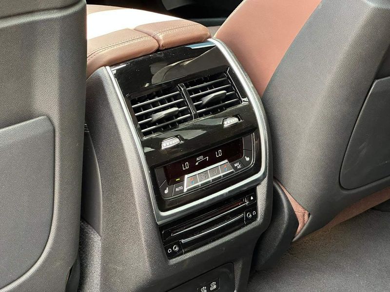 BMW X7 M50i 4.4 V8 Bi-TB Aut. 2020/2020 CONCEPT MOTORS PASSO FUNDO / Carros no Vale