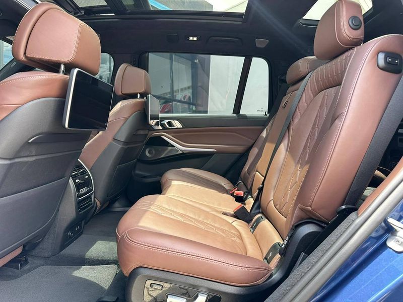 BMW X7 M50i 4.4 V8 Bi-TB Aut. 2020/2020 CONCEPT MOTORS PASSO FUNDO / Carros no Vale