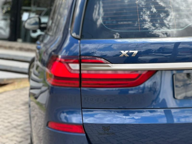 BMW X7 M50i 4.4 V8 Bi-TB Aut. 2020/2020 CONCEPT MOTORS PASSO FUNDO / Carros no Vale