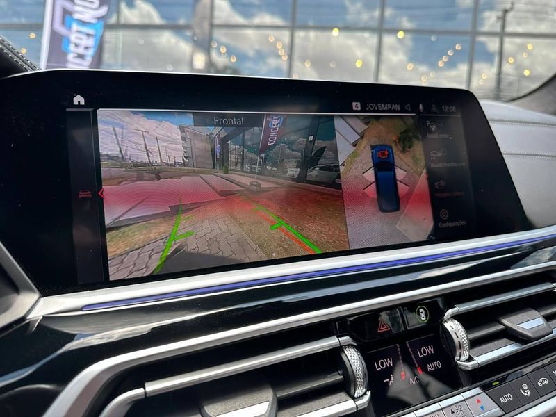 BMW X7 M50i 4.4 V8 Bi-TB Aut. 2020/2020 CONCEPT MOTORS PASSO FUNDO / Carros no Vale