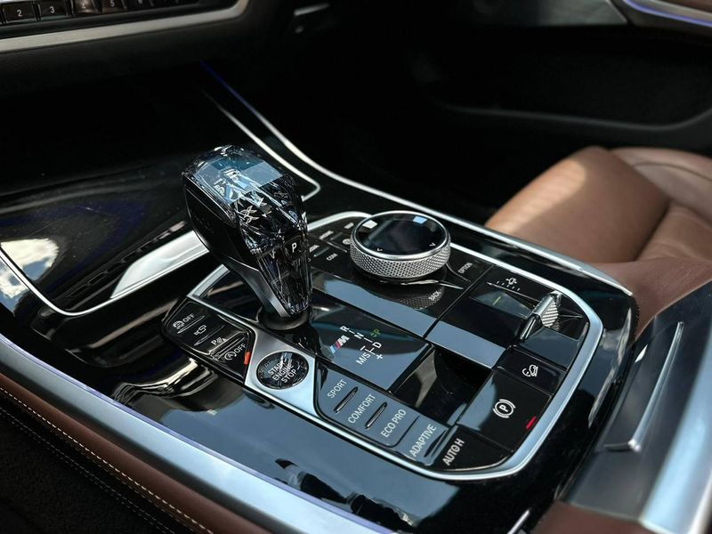 BMW X7 M50i 4.4 V8 Bi-TB Aut. 2020/2020 CONCEPT MOTORS PASSO FUNDO / Carros no Vale