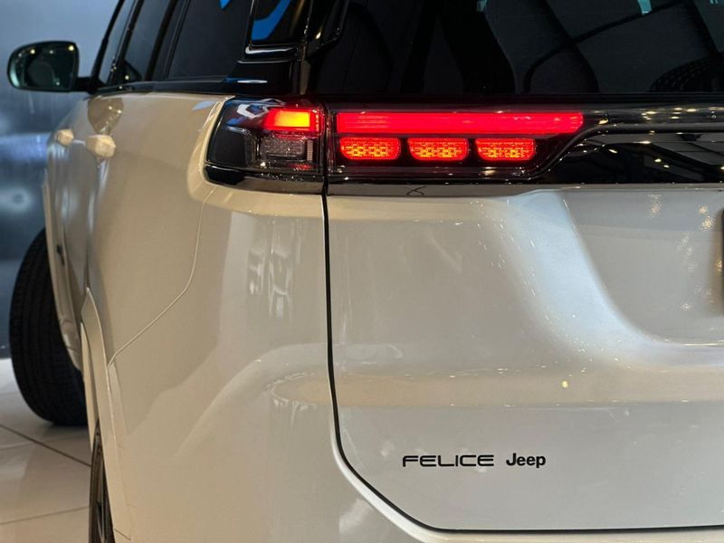 Jeep Commander BlackHawk 2.0 4×4 TB Aut 2024/2025 CONCEPT MOTORS PASSO FUNDO / Carros no Vale