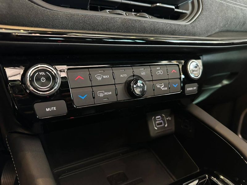 Jeep Commander BlackHawk 2.0 4×4 TB Aut 2024/2025 CONCEPT MOTORS PASSO FUNDO / Carros no Vale