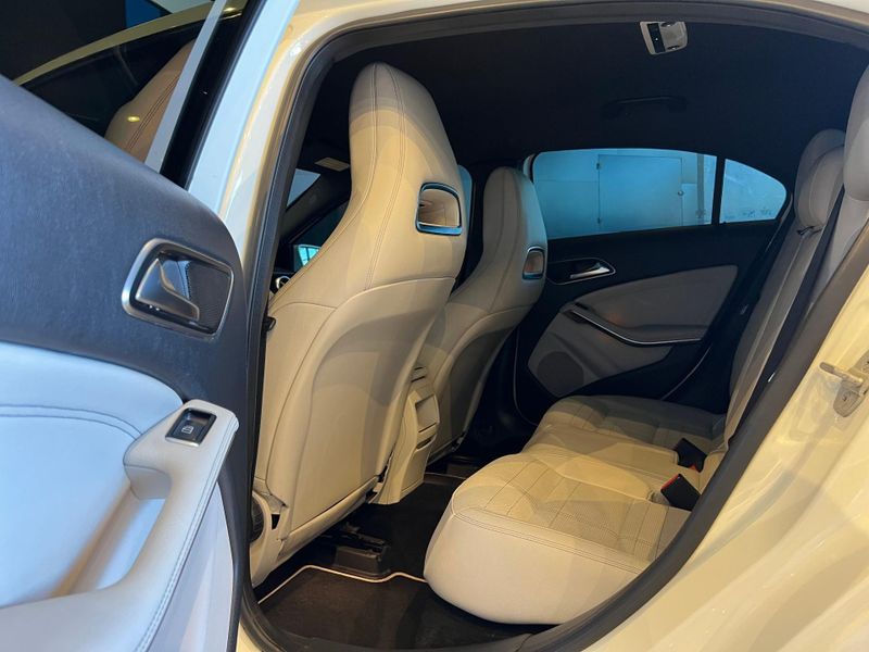 Mercedes-Benz Classe A A 200 1.6 TB 16V Urban 156cv Aut. 2013/2013 CONCEPT MOTORS PASSO FUNDO / Carros no Vale Mercedes-Benz Classe A A 200 1.6 TB 16V Urban 156cv Aut. 2013/2013 CONCEPT MOTORS PASSO FUNDO / Carros no Vale