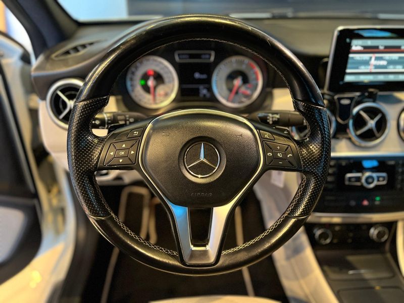 Mercedes-Benz Classe A A 200 1.6 TB 16V Urban 156cv Aut. 2013/2013 CONCEPT MOTORS PASSO FUNDO / Carros no Vale Mercedes-Benz Classe A A 200 1.6 TB 16V Urban 156cv Aut. 2013/2013 CONCEPT MOTORS PASSO FUNDO / Carros no Vale