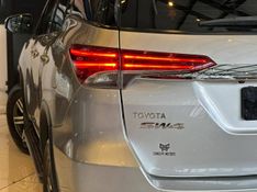 Toyota Hilux SW4 SR 4×2 2.7/ 2.7 Flex 16V Aut. 2016/2017 CONCEPT MOTORS PASSO FUNDO / Carros no Vale